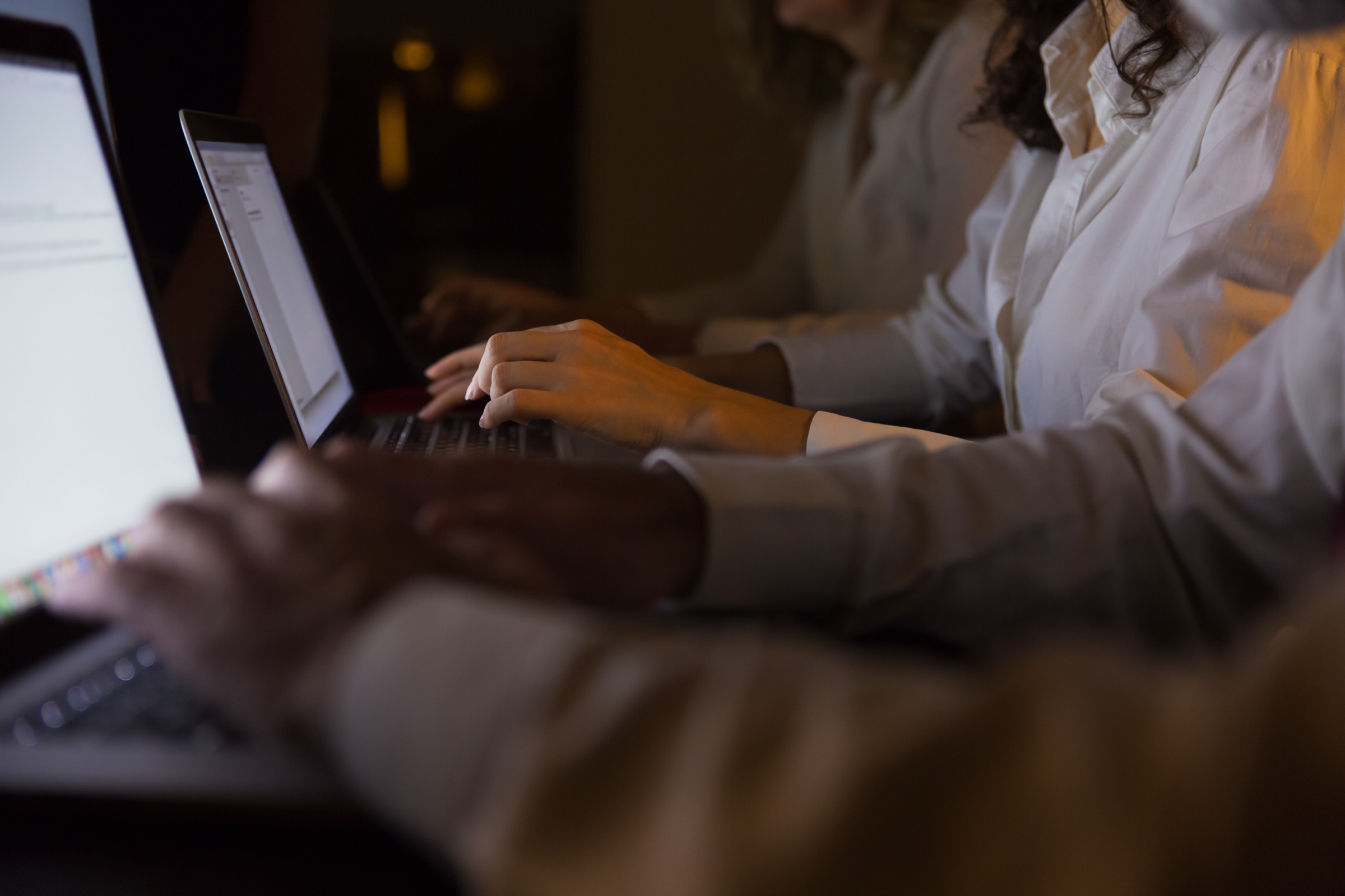 Participants on laptops in a workshop - a symbol of hands-on onboarding.