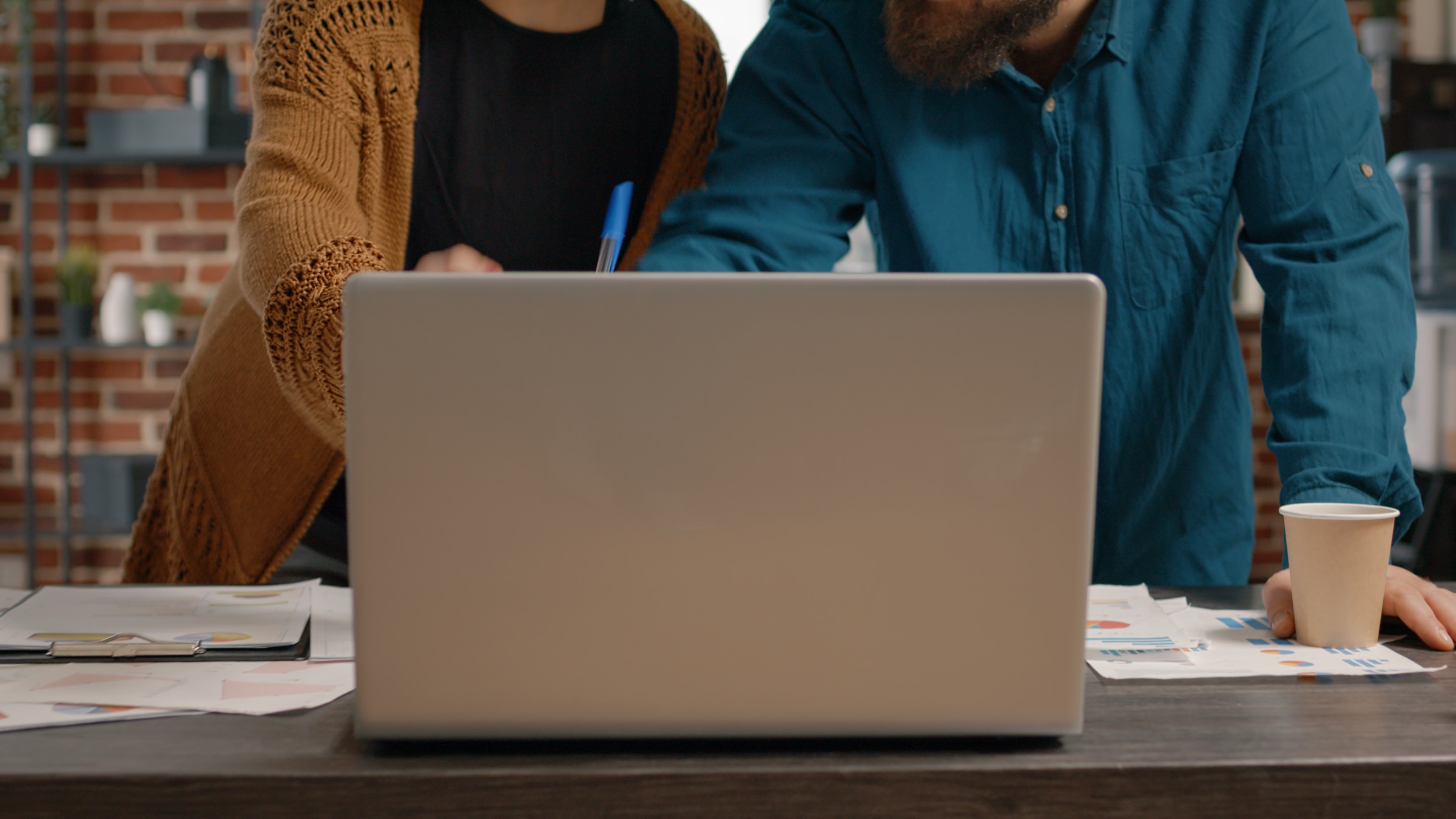 Two people working on a laptop - a symbol of hands-on prompt training on a real use case.