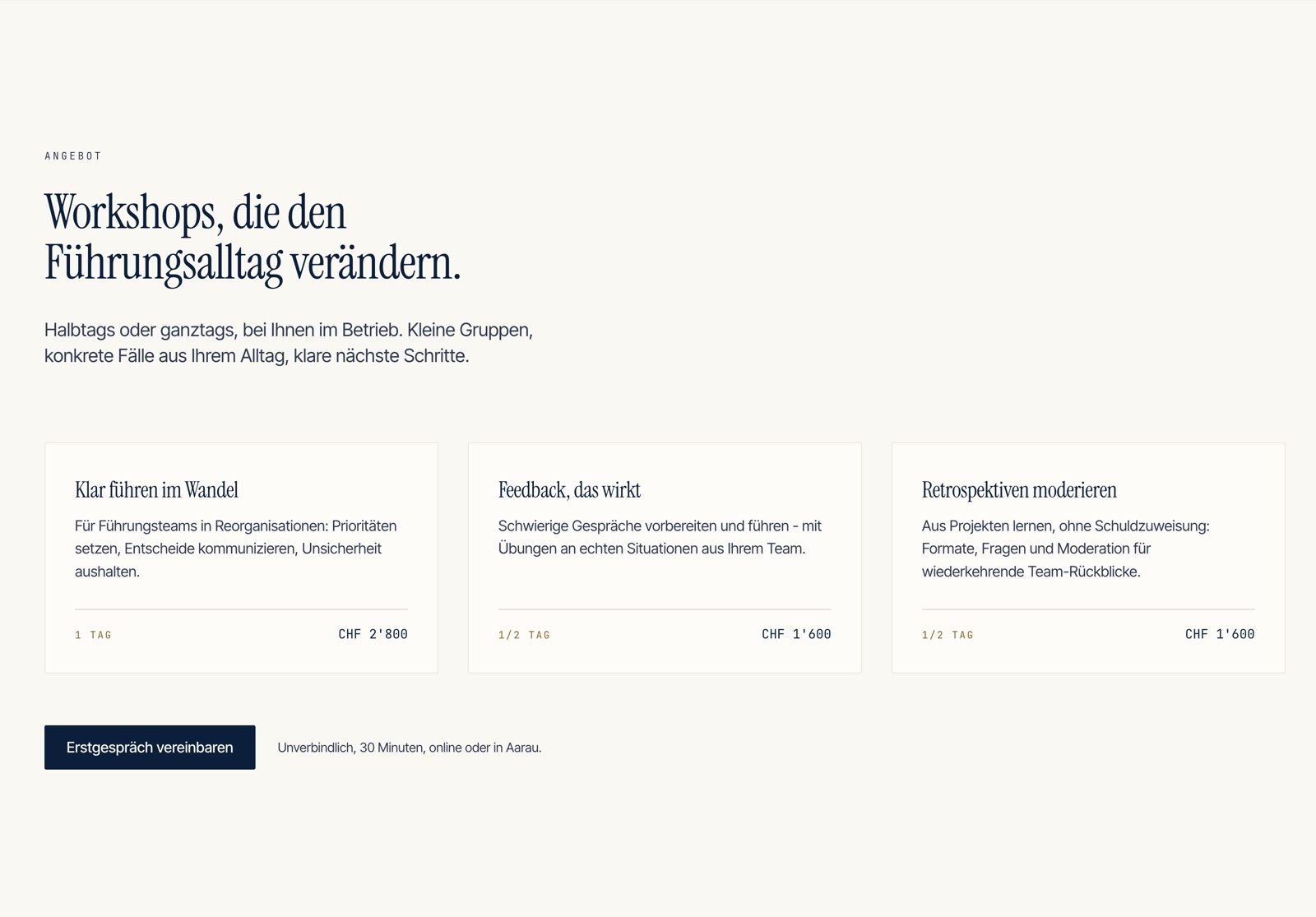 Dieselbe Angebots-Sektion im Stil von ai-edu.ch: Serif-Überschrift in Nachtblau auf Papierton, drei Karten mit feiner Rahmenlinie, Dauer-Angaben in Ocker, dunkelblauer eckiger Button.