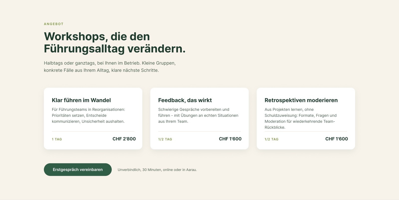 Figma-Frame einer Angebots-Sektion: grüne Sans-Serif-Überschrift "Workshops, die den Führungsalltag verändern", drei weisse Karten mit Workshop-Titeln, Dauer und Preisen, dazu ein grüner runder Button "Erstgespräch vereinbaren".